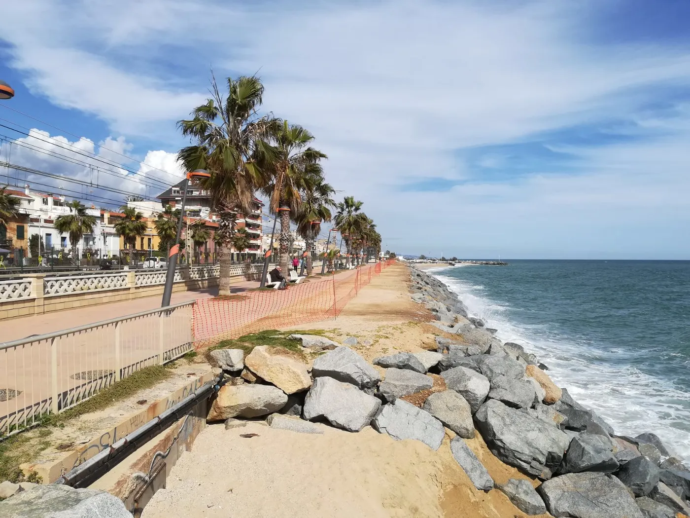 Tallat un tram de l’escullera malmès pel temporal marítim