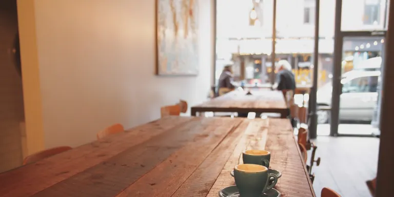 Catalunya recupera les taules de deu persones als interiors de bars i restaurants