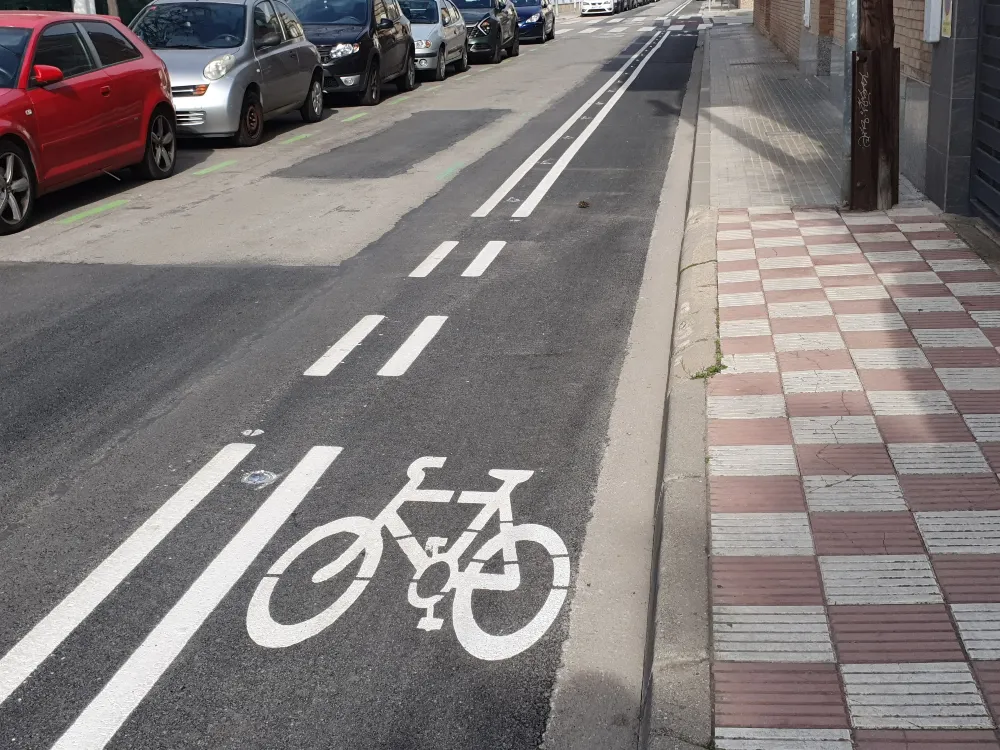El nou carril bici de Pineda connecta l'estació de RENFE amb l'Institut Pineda i ha estat finançat per la UE