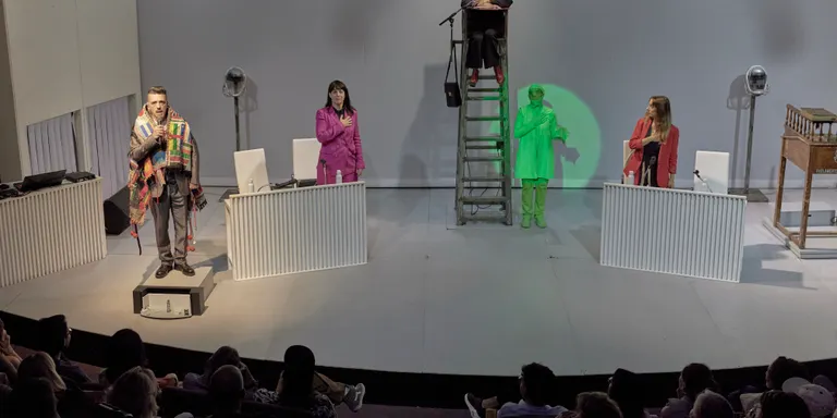 Piel de Lava porta al Temporada Alta un espectacle distòpic que qüestiona el poder polític en un món en flames