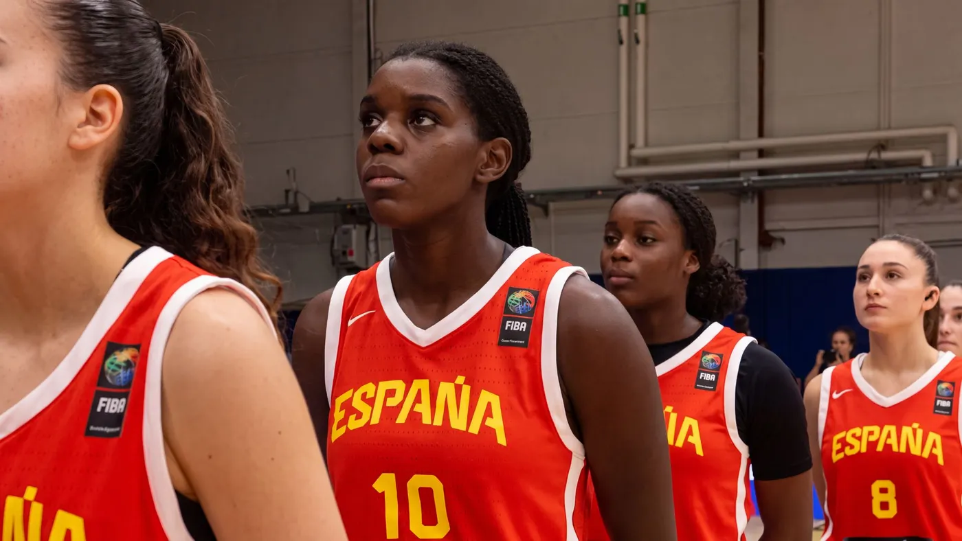 Shaila Nde escoltant l'himne nacional a la final del campionat europeu sub18 a Estocolm