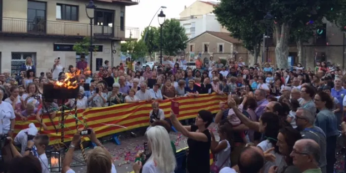 L'arribada de la Flama del Canigó omple la plaça de l'Ajuntament