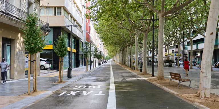 La rambla Ferran de Lleida reobre al trànsit rodat, després de gairebé deu mesos d'obres
