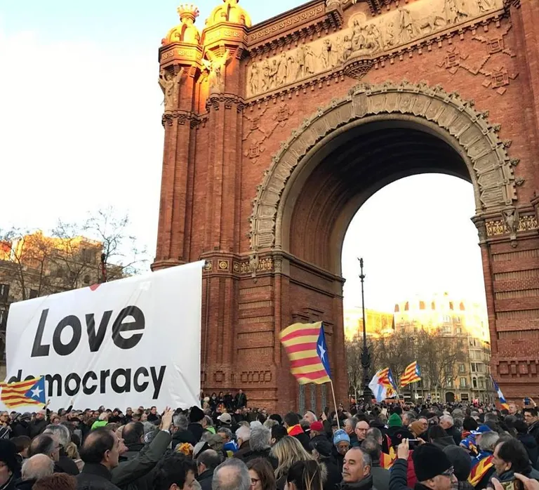 Un grup de pinedencs han donat suport a Mas, Rigau i Ortega en l'inici del judici del 9-N