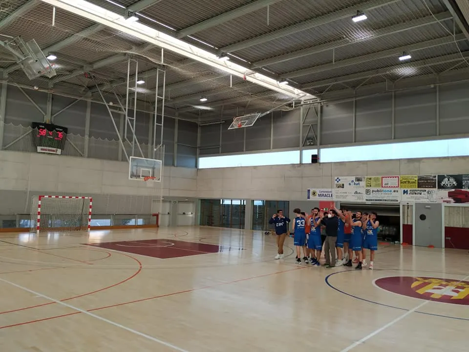 El Club Bàsquet Cambrils cau en un final d’infart davant el Vendrell