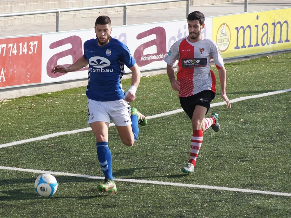 El defensa rubinenc Pablo en una acció del partit al municipal La Devesa de Sant Carles de la Ràpit