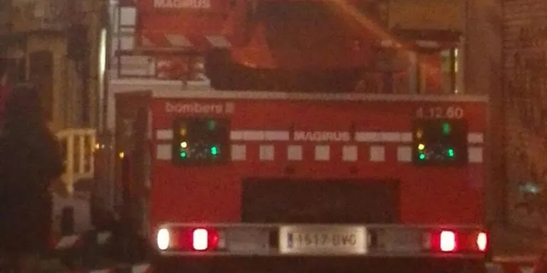 Actuació dels bombers aquesta nit per una esquerda en un edifici del C/ Ciutadans