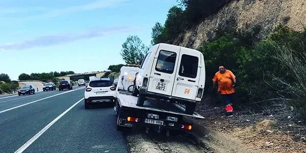 L’Ajuntament d’Altafulla retira dos vehicles abandonats al voral de la variant al seu pas pel municipi