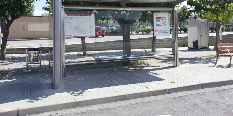 Les parades de l'autobús urbà seran més accessibles