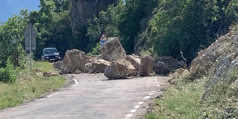 Tallada de nou la carretera de Tremp a Sant Esteve de la Sarga a Castell de Mur per una esllavissada