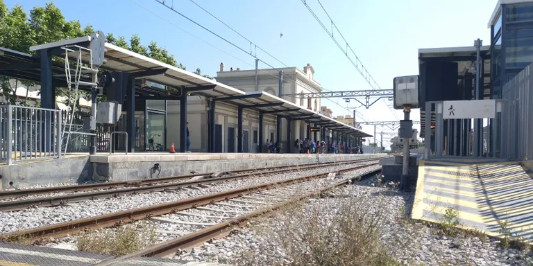 L'Ajuntament de Pineda demanarà a Adif que netegi de brossa l'estació de tren i les vies