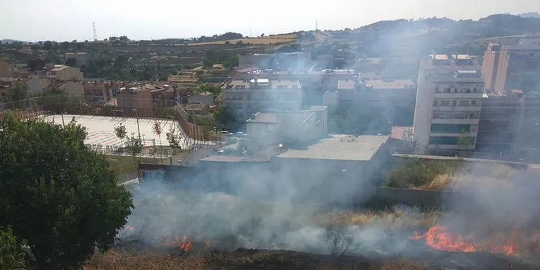 Dos petits incendis a Rubí a causa dels petards