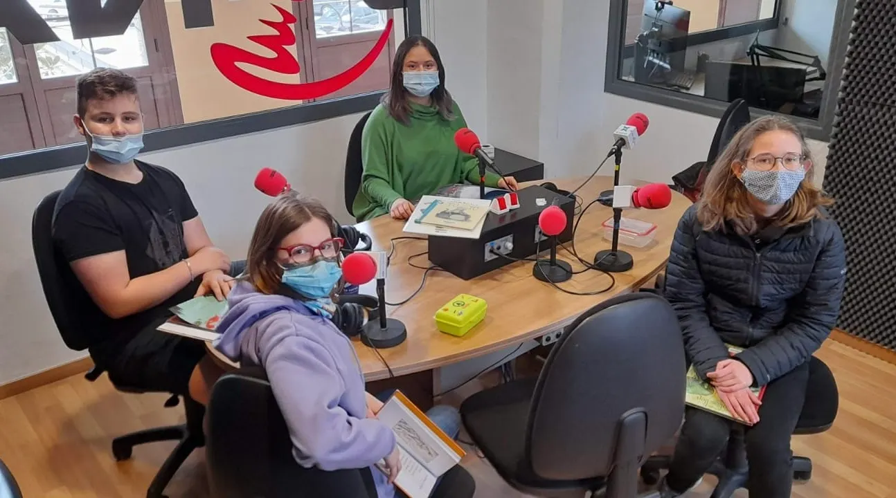 Alumnes de l'Institut Francesc Ribalta ofereixen una sessió de contes a la biblioteca