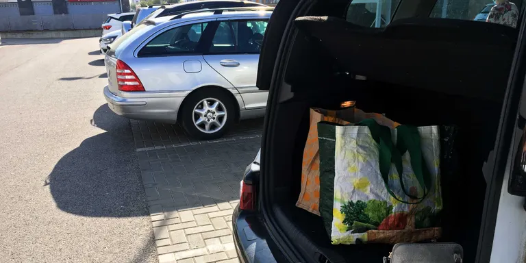 Lladres als aparcaments dels supermercats i la "tècnica" de l'abraçada