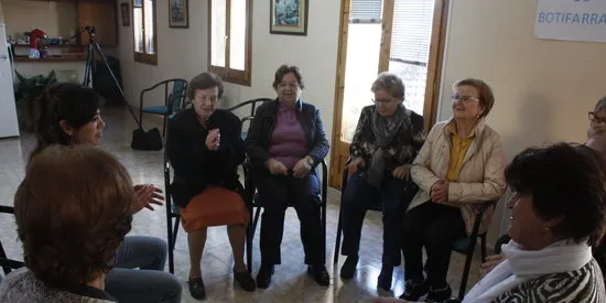 Una quarantena de padrines de l'Alt Urgell participen en un taller de musicoteràpia