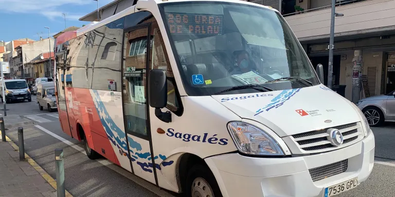 Un jove de 12 anys, ferit lleu en caure de l’autobús urbà quan es va obrir la porta posterior amb el vehicle en marxa