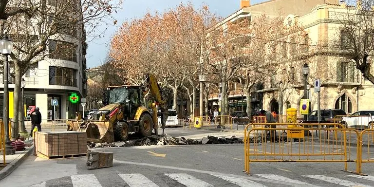 Tallat al trànsit un tram de la plaça del Camp per les obres de construcció del nou pas de vianants elevat