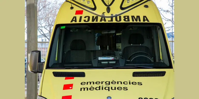 Una dona resulta ferida en caure-li un parapent al damunt a la platja de la zona de El Dorado