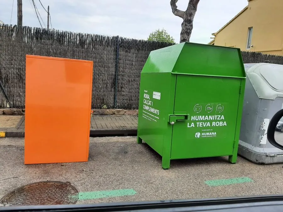 Humana instal·la tres nous contenidors de roba i calçat