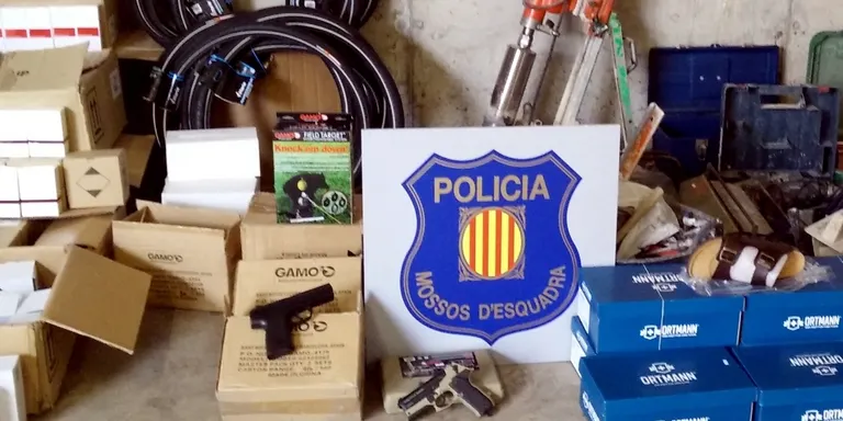 Detenen el presumpte autor d’un robatori de 600 caixes de colònia a Rubí