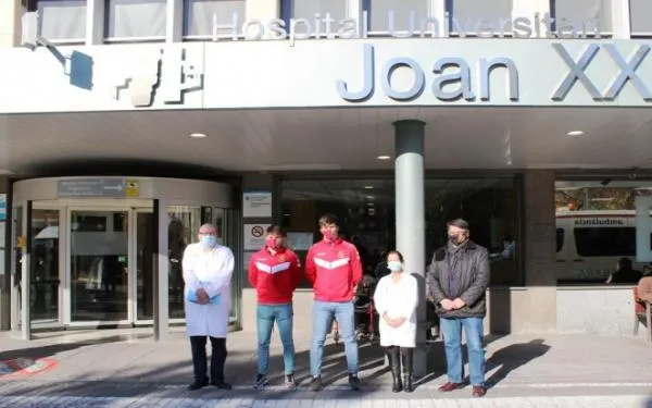 El Gimnàstic de Tarragona realitza la tradicional visita nadalenca als hospitals de la ciutat