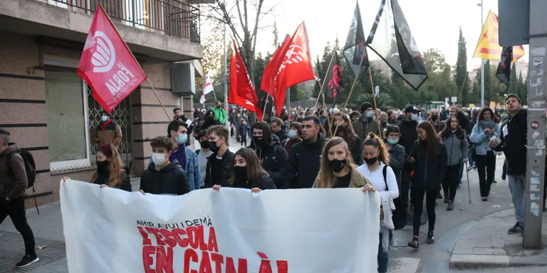 Unes 300 persones es manifesten a Canet de Mar contra l'aplicació del 25% de castellà en una aula