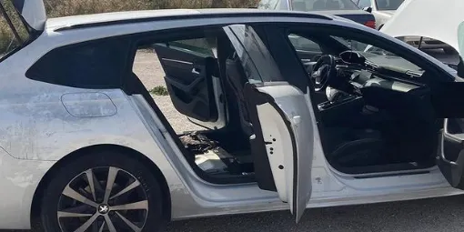 Els bombers de Caldes apaguen un foc en un cotxe híbrid al polígon la Borda