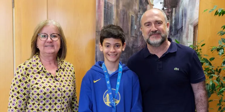 L’alcalde de Cambrils rep el jove jugador de bàsquet Jordi Ruiz, medalla d’or amb la selecció catalana