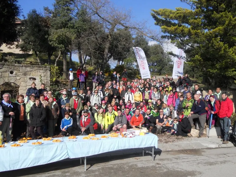 140 persones caminen des de Caldes i Palau fins a Montserrat