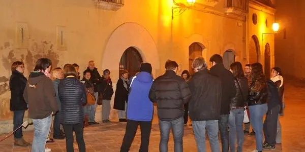 Una trentena de persones exigeixen l’alliberament de Forn, Sànchez i Cuixart a la plaça del Pou el mateix dia que han declarat davant del jutge del Suprem