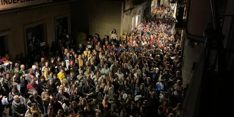Prop de mig miler de persones es manifesten a Solsona contra la sentència del judici de l'1-O