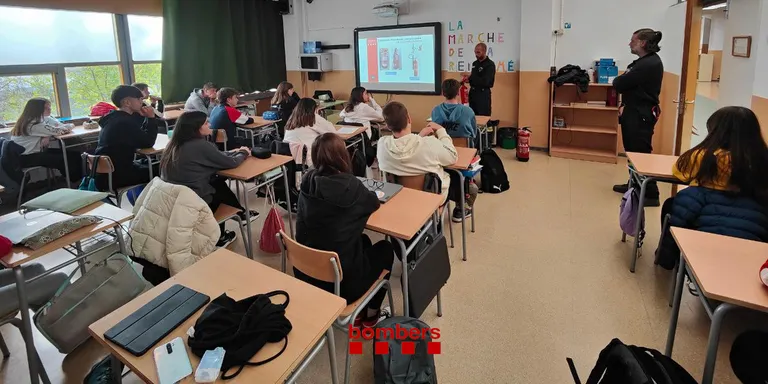 Els Bombers imparteixen a l'Escola-Institut d'Oliana la xerrada 'Tanca la porta al foc'