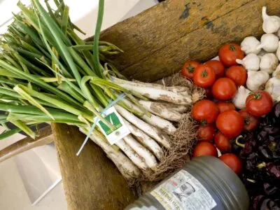 La calçotada vallenca es promociona al Mercat del Ram de Vic
