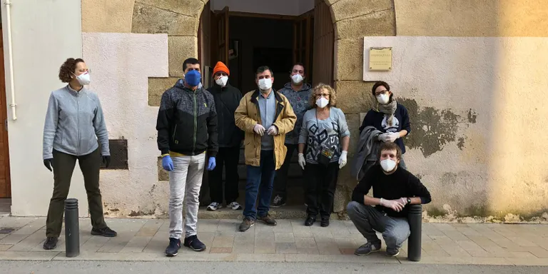 Un grup de voluntaris han descarregat aliments i ajuda humanitària que s'ha portat fins a Caritas de Pineda