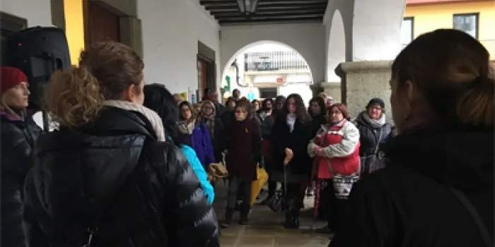 La comunitat educativa d'Arenys es concentra davant l'Ajuntament per donar suport a la immersió lingüística