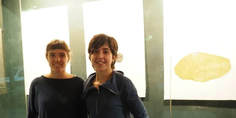 L'espai d'art l'Aparador mostra els gravats de Lurdes Casanova i Sara Cabo