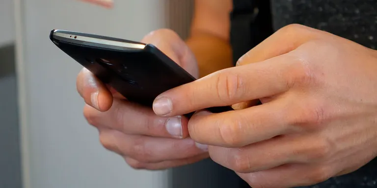 Es reforça l'atenció telefònica amb l'enviament d'SMS per re-programar i anul·lar proves i visites als pacients