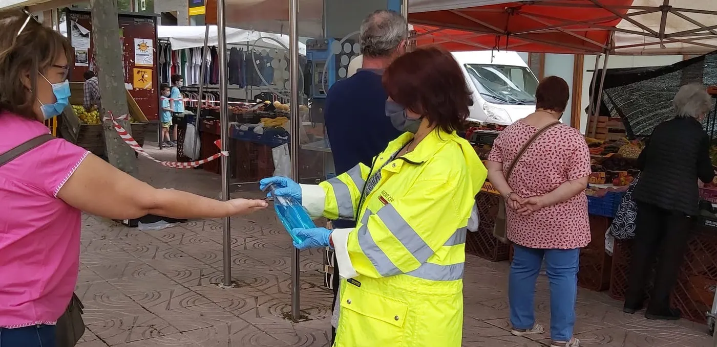 Els agents cívics de la Fundació Volem Feina que feien vigilància als accessos de les escoles de Solsona es reconverteixen en vigilants del mercat