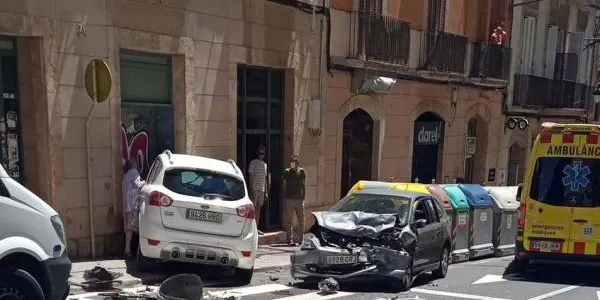 Mor una dona per un xoc entre dos turismes al centre de Tarragona