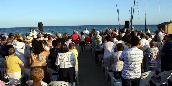Un centenar de persones rendeixen homenatge a la Verge del Carme