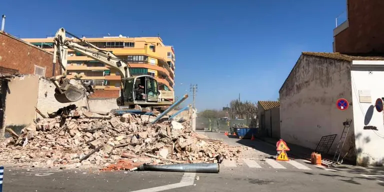 Comença l'enderroc de tres antics habitatges de l'avinguda Hispanitat amb el carrer Ponent