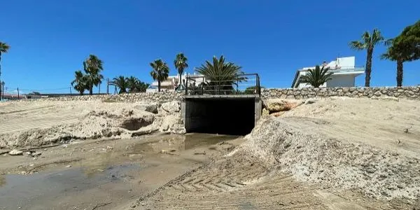 Un vessament d'aigua estancada alerta els banyistes a Altafulla