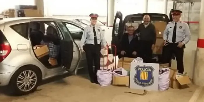 Els Mossos donen objectes d’higiene personal intervinguts i amb autorització judicial a Càritas