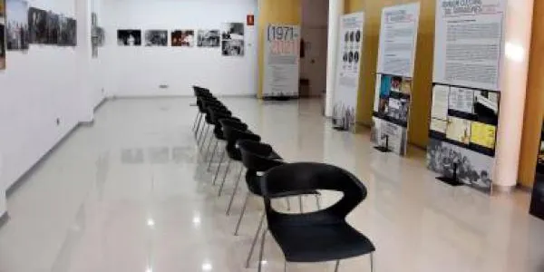 La Biblioteca de Torredembarra acull l'exposició commemorativa dels 50 anys d'Òmnium Cultural al Tarragonès