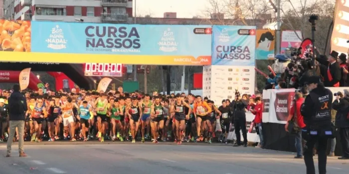 Membres de la Penya Apa Anem-hi disputen aquest tarda la Cursa dels Nassos de Barcelona
