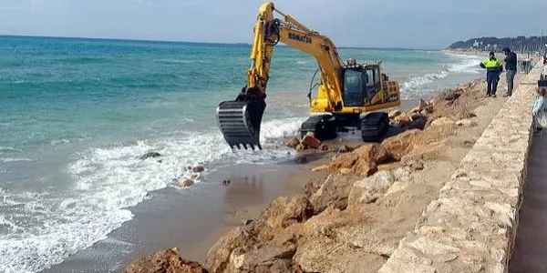 El sector turístic d'Altafulla valora positivament l'arribada de sorra a la platja