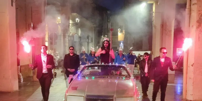 La reina Bajoca fa gaudir la canalla de Cambrils a la inauguració del Carnaval