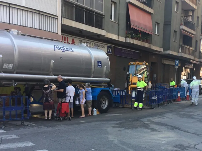 Els veïns de la zona del Progrés han hagut de recollir aigua per mitjà d'una cisterna. Foto: Facebo