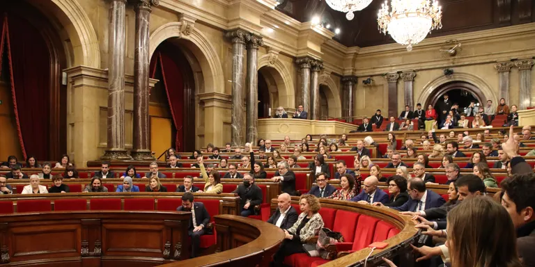 ERC i PSC acorden deixar en mans dels ajuntaments el topall als HUT i baixar a 140 els municipis on es regularan