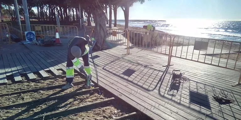 Es renova l’accés de la passarel·la de fusta de l’avinguda Diputació